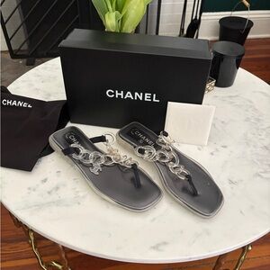SOLD OUT‼️ CHANEL 2003 Black Thong Sandals Lucite Chain Accent EUC Vintage